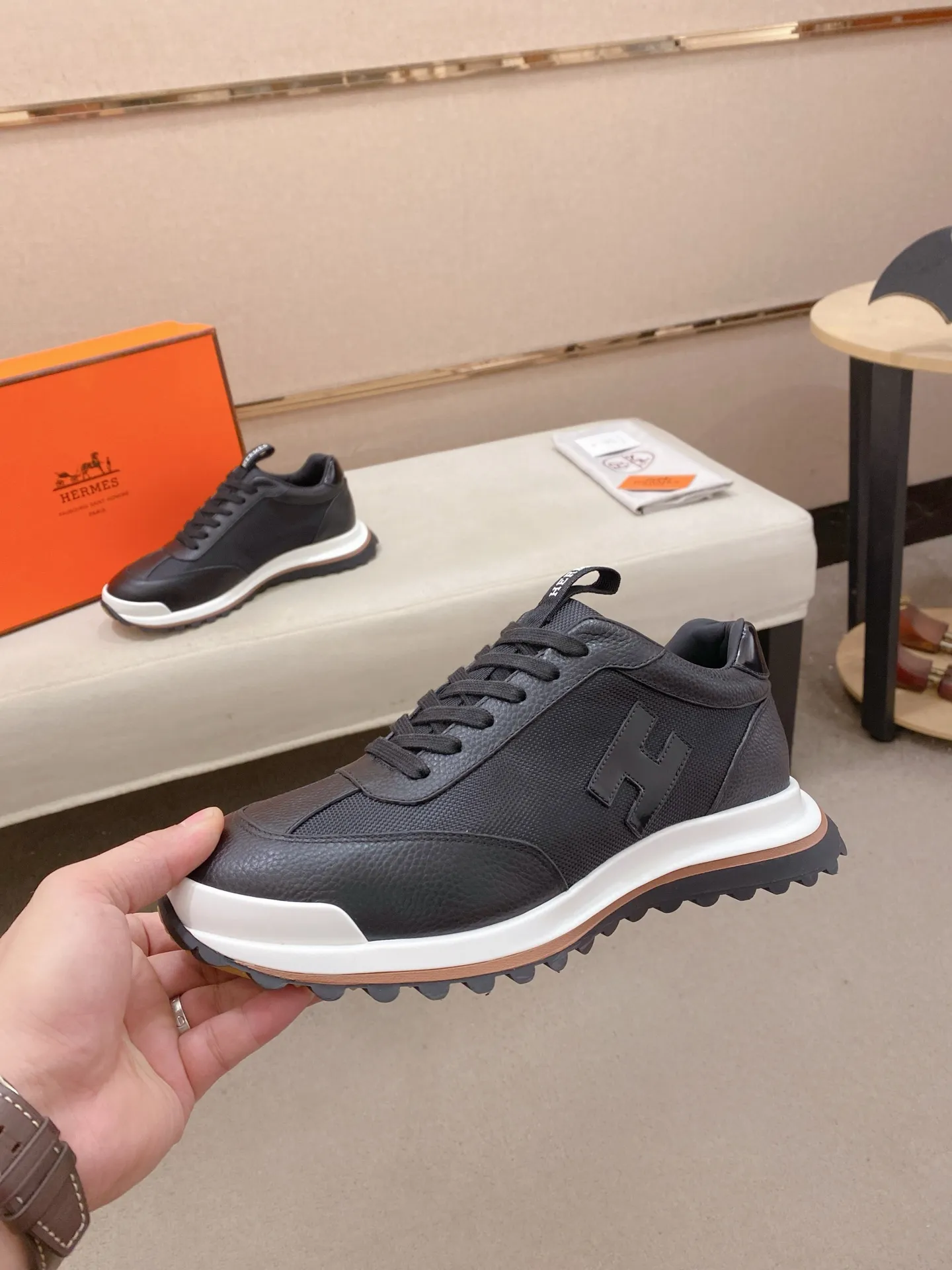 Men's shoes💰: 640💰HERMES/Hermes Leader sneakers! Tech twill, calfskin and suede goatskin sneakers featuring paneled multicolor twill, calfskin and suede. Lightweight geometric sole for a stylish urban look. Product details: White and orange rubber sole Black rubber sole with orange rubber insert Light natural leather insert White rubber toe cap Beige lambskin insole and lining Cotton strap, rubber lettering Sole height: 4cm Size: 38-39-40-41-42-43-44 (45.46 custom-made)